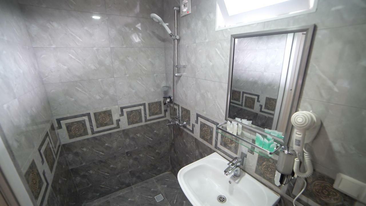 Hotel Progress Batumi Bagian luar foto