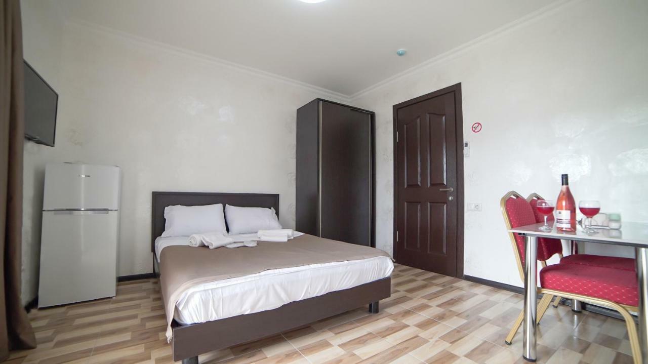 Hotel Progress Batumi Bagian luar foto
